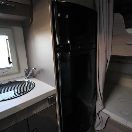 Rv Motorhome - Campervan Campsite *