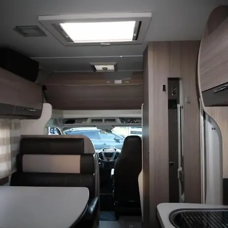Rv Motorhome - Campervan Campsite *